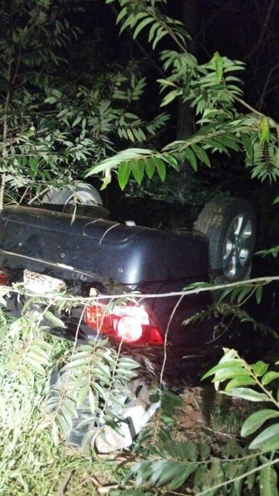 Imagem da notícia Veículo capota em Costa Rica e acidente deixa três pessoas feridas